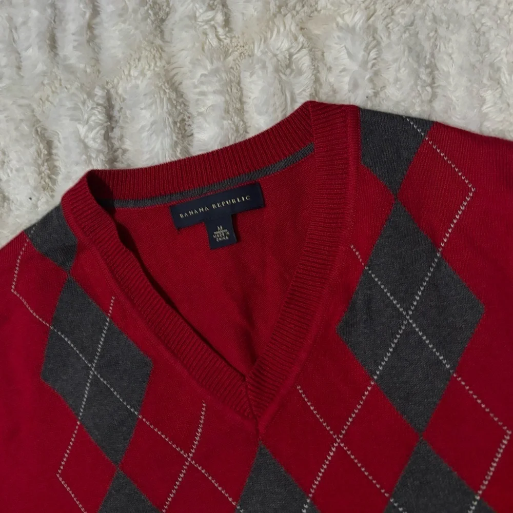BANANA REPUBLIC Men’s Red and Gray Argyle V-Neck Sweater